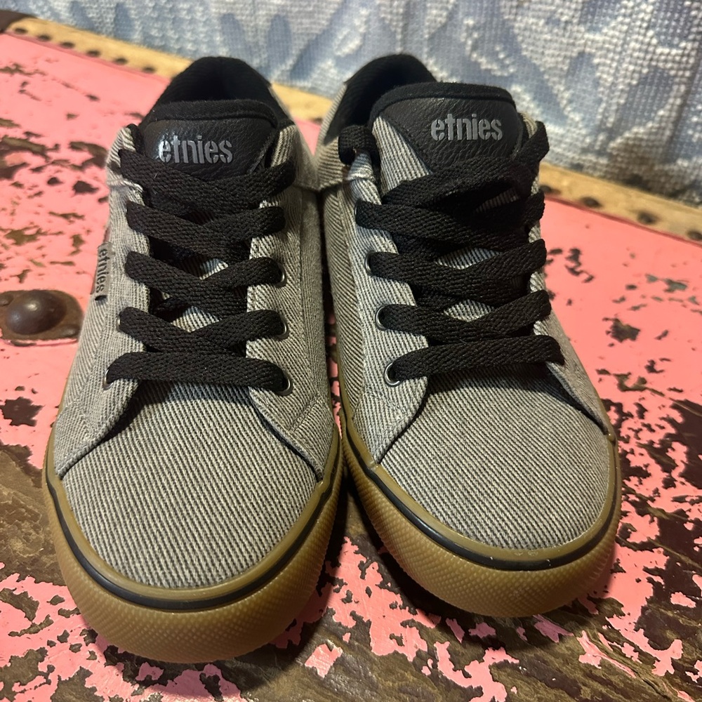 ETNIES grey and black youth boys sneakers sz 3 - Picture 2 of 7